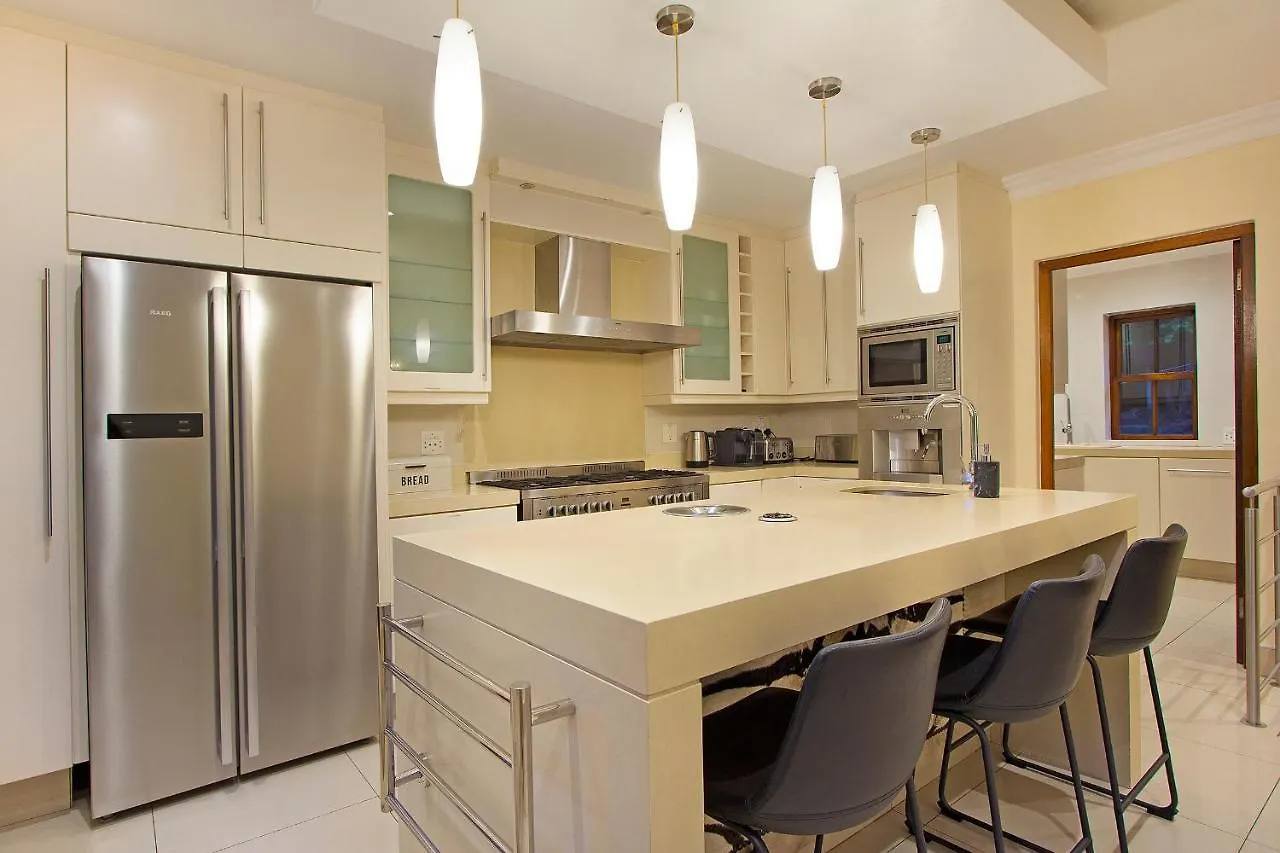 Two Luxury Villas - 9-Bed - Lyonesse & Lyons Den Cape Town